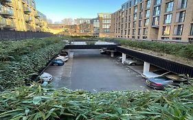 Spacious 1 Bed Apartment With Workspace, Coffee & Free Secure Parking